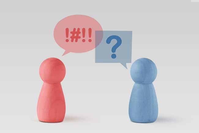 Pink and blue Pawns with round and sqaure speech bubbles - Concept of dialogue between man and woman and different thinking