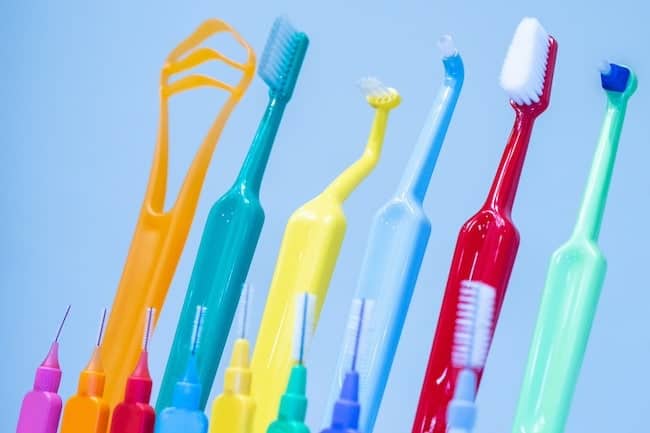 Tooth brushes and tongue cleaners. Interdental brushes. Irrigators. Professional teeth cleaning. Polishing of the teeth. Dental instruments. Dentistry